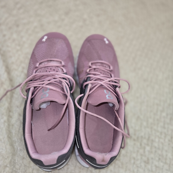 On Running Women's Shoes in Mauve and Charcoal - Picture 5 of 10